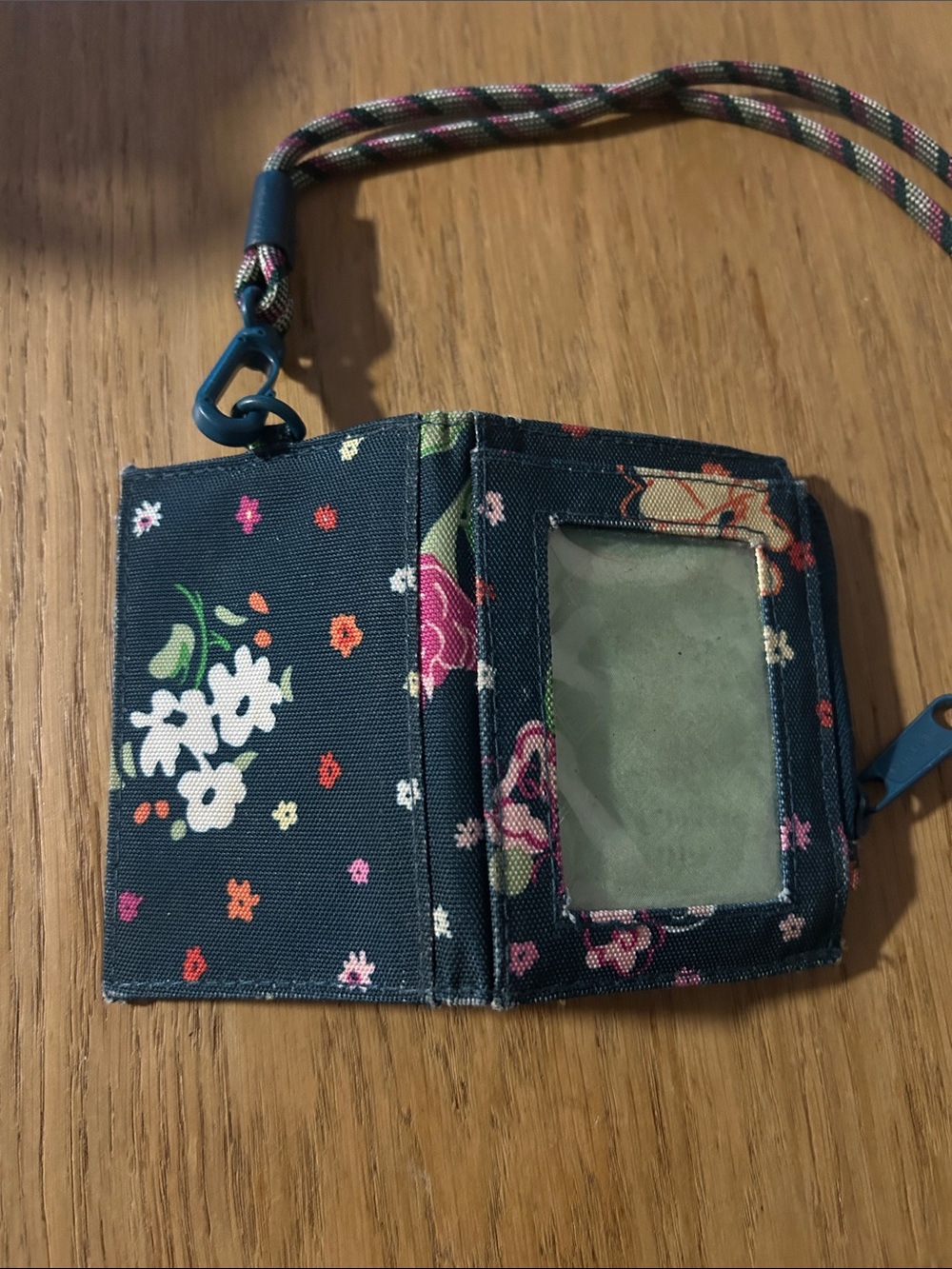 Vera Bradley wallet/ID Badge Holder with Matching Lanyard - Picture 3 of 3